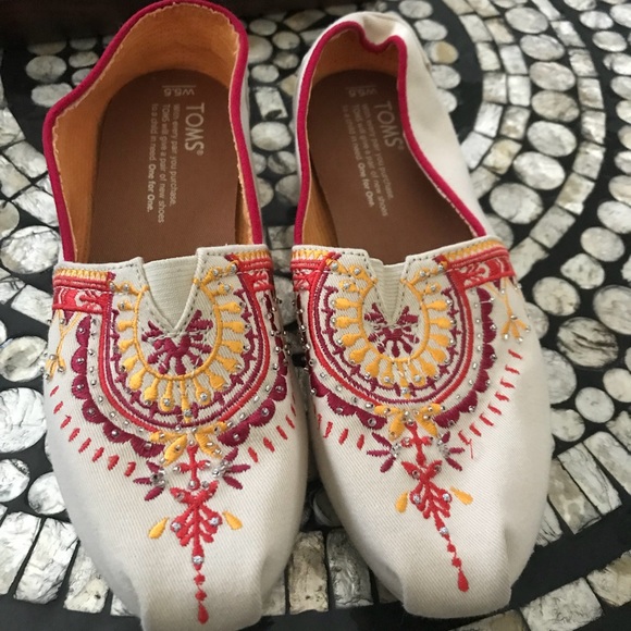 Toms Beaded Red and Cream tribal print beaded shoe - Picture 3 of 6
